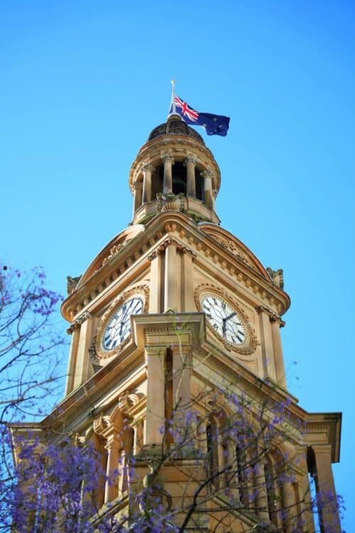 Tour d’horloge historique avec drapeau australien au sommet à Sydney en Australie