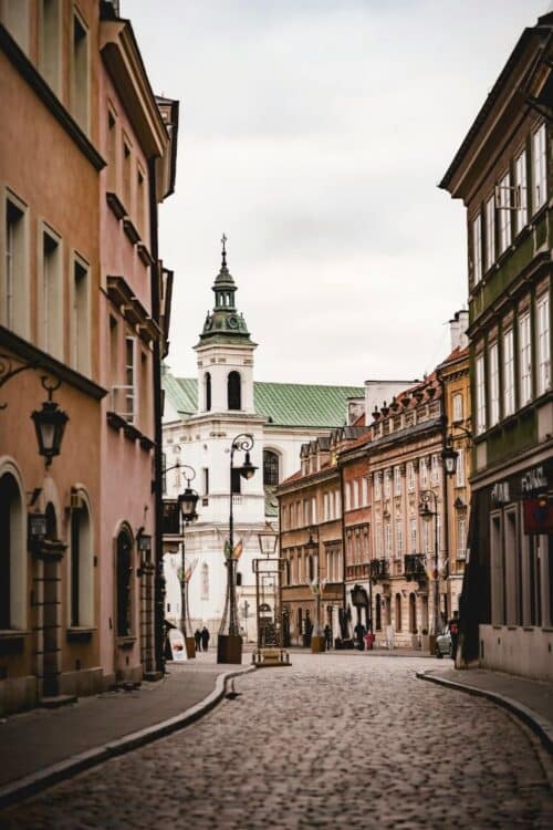 Rue pavée bordée de bâtiments historiques dans le centre historique de Vilnius en Lituanie