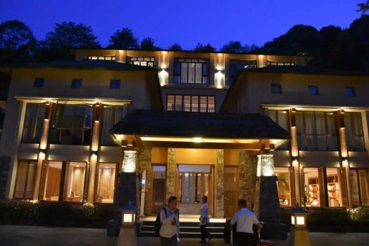 Façade illuminée du Yuanyang Oness Resort à la tombée de la nuit