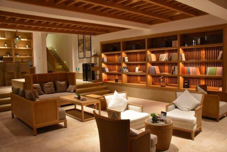 Salon élégant et espace commun du Yuanyang Oness Resort