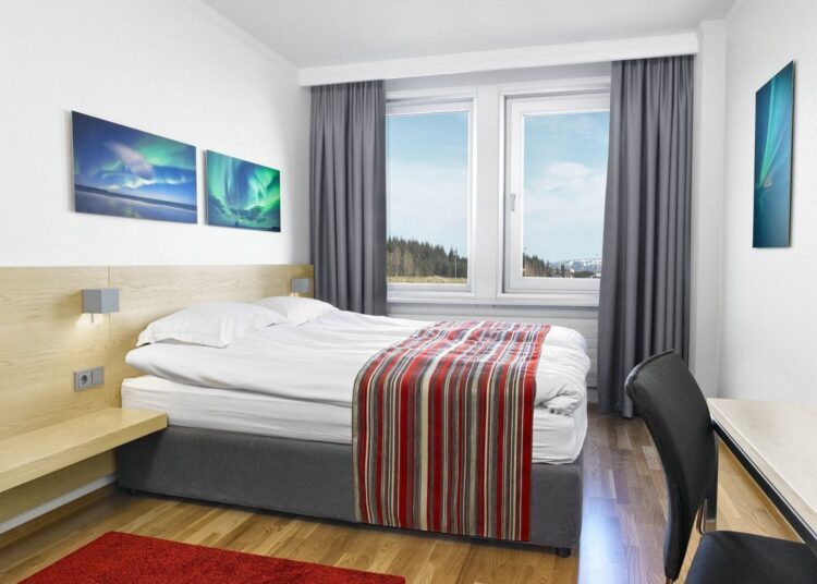 chambre d hotel en islande avec lit double et fenetre sur paysage naturel