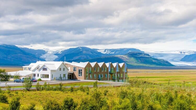 hotel moderne en islande avec vue sur glacier et montagnes