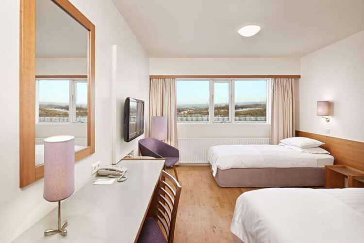 chambre d hotel en islande avec lits simples et espace lumineux
