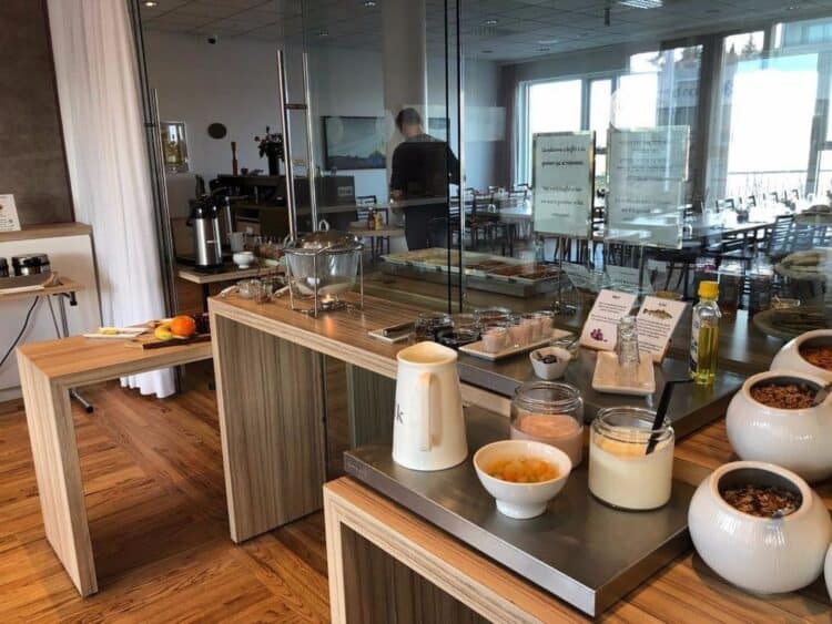buffet petit dejeuner en islande avec produits frais et espace self service
