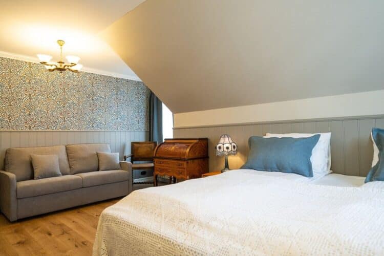 chambre d hotel en islande avec lit double et decoration chaleureuse en bois