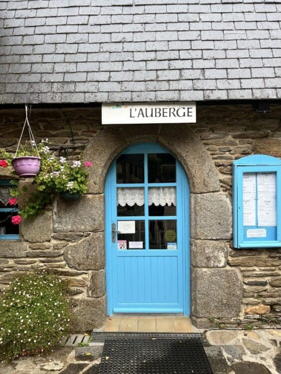 entree auberge bretagne porte bleue maison en pierre fleurs facade