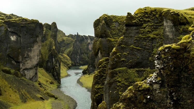canyon en islande avec riviere serpentant entre falaises recouvertes de mousse
