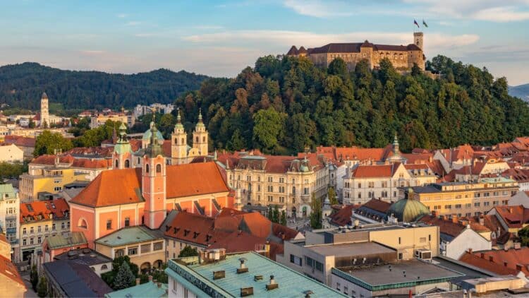 Vue panoramique de Ljubljana avec le château perché sur une colline et les toits rouges du centre historique en Slovénie