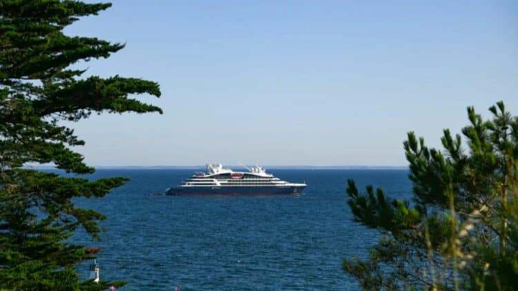 bateau de croisière naviguant en pleine mer en Polynésie française