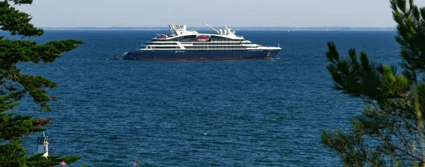 bateau de croisière naviguant en pleine mer en Polynésie française