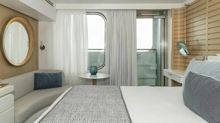 cabine de bateau de croisière avec balcon et vue sur la mer