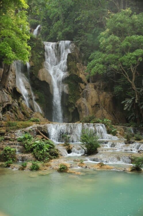 Cascades de Kuang Si avec bassins turquoise entourés de végétation tropicale au Laos