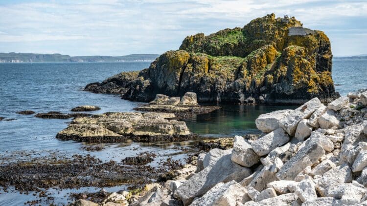 Côte rocheuse de l’Antrim avec formations rocheuses et mer calme en Irlande