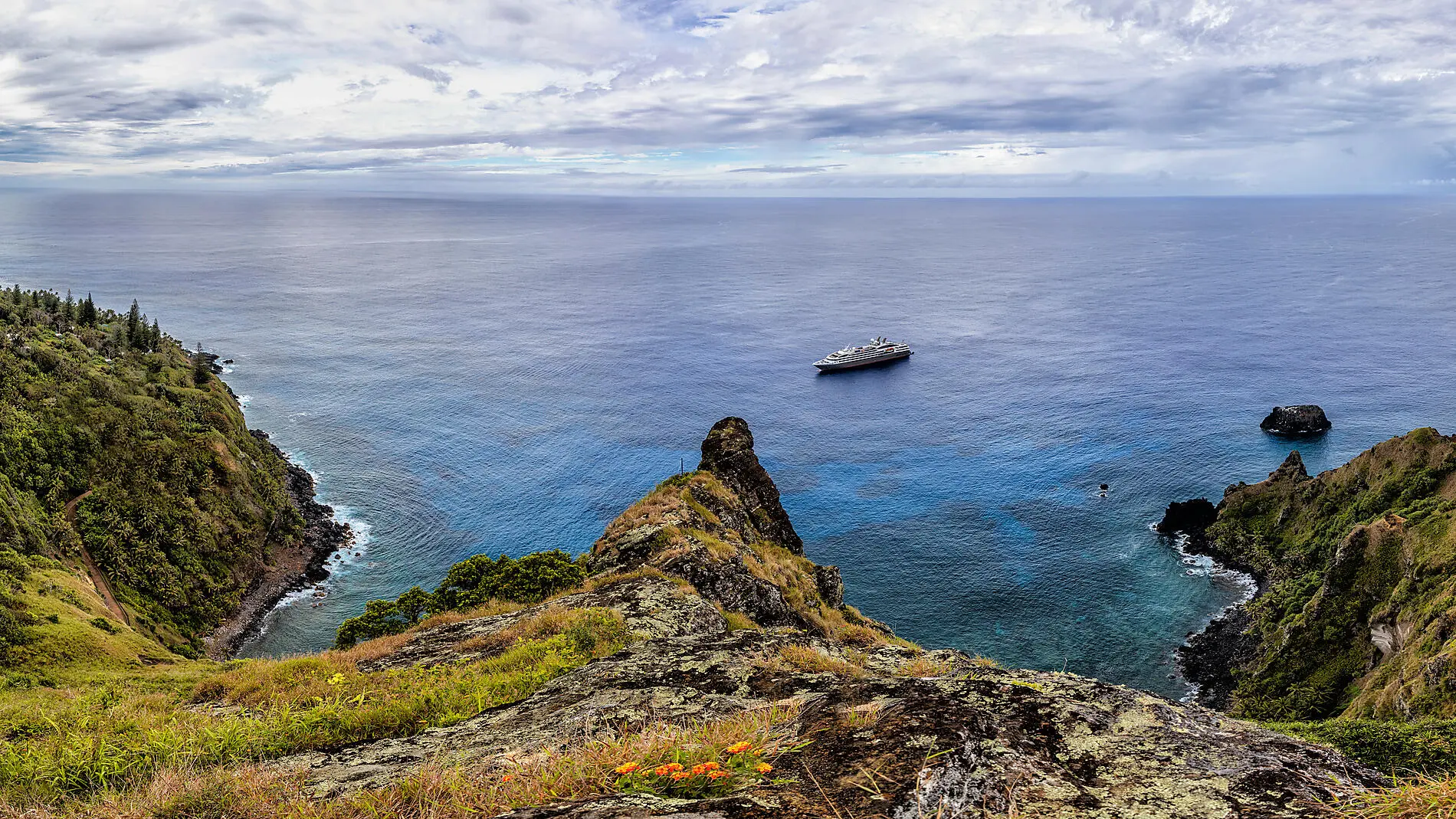 croisiere polynesie iles pitcairn vue ocean falaises bateau expedition