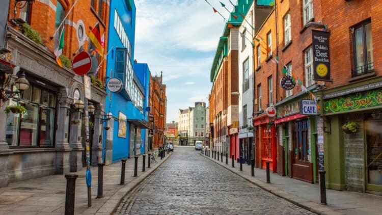 Rue colorée avec façades typiques et commerces dans le centre de Dublin