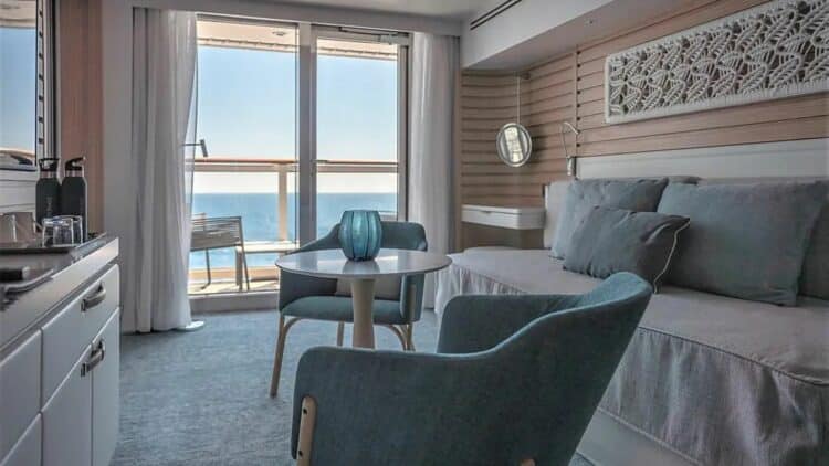 espace salon d’une suite de croisière avec vue mer et mobilier confortable