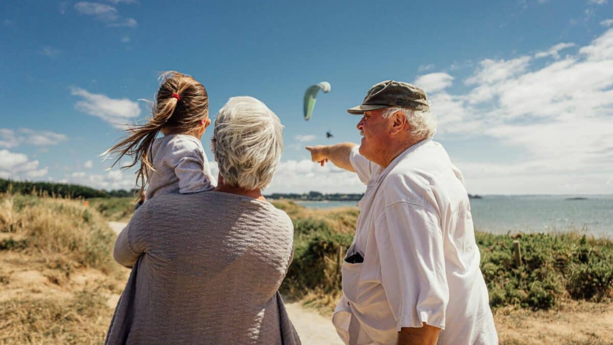famille observant parapente bord de mer bretagne paysage littoral