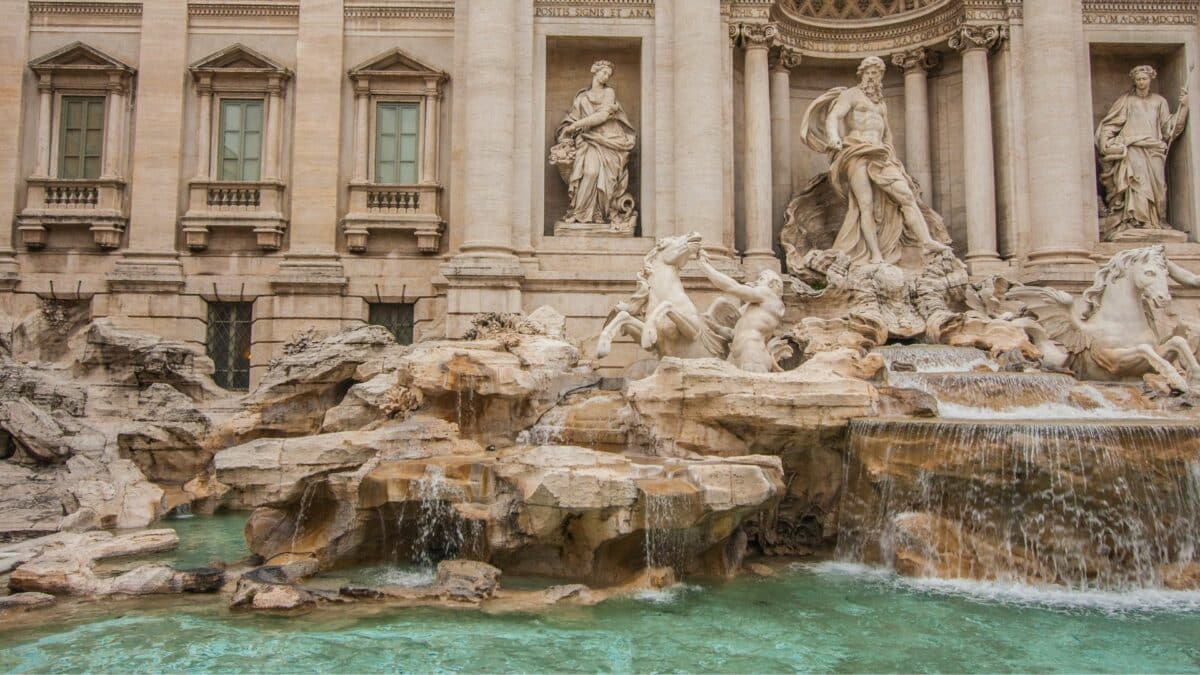 Fontaine de Trevi à Rome avec sculptures baroques et bassin turquoise