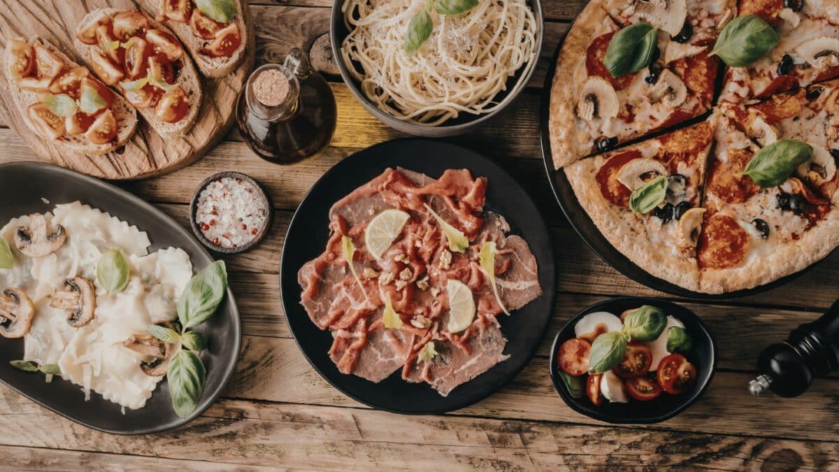 Assortiment de plats italiens avec pizza, pâtes et antipasti