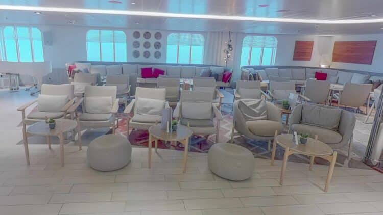 salon intérieur d’un bateau de croisière avec fauteuils et espace détente