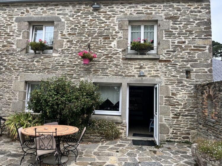 maison pierre bretagne hebergement terrasse fleurs facade