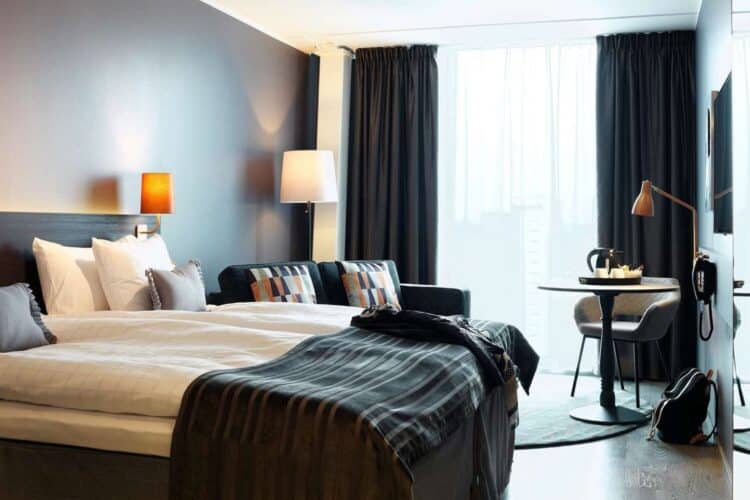 Chambre d’hôtel moderne avec lit double et coin bureau à Stockholm