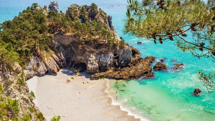 crique bretagne eau turquoise falaises rochers plage sauvage