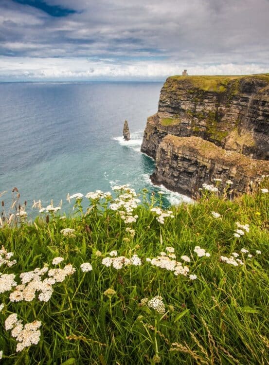Vue aérienne des falaises de Moher surplombant l’océan Atlantique en Irlande
