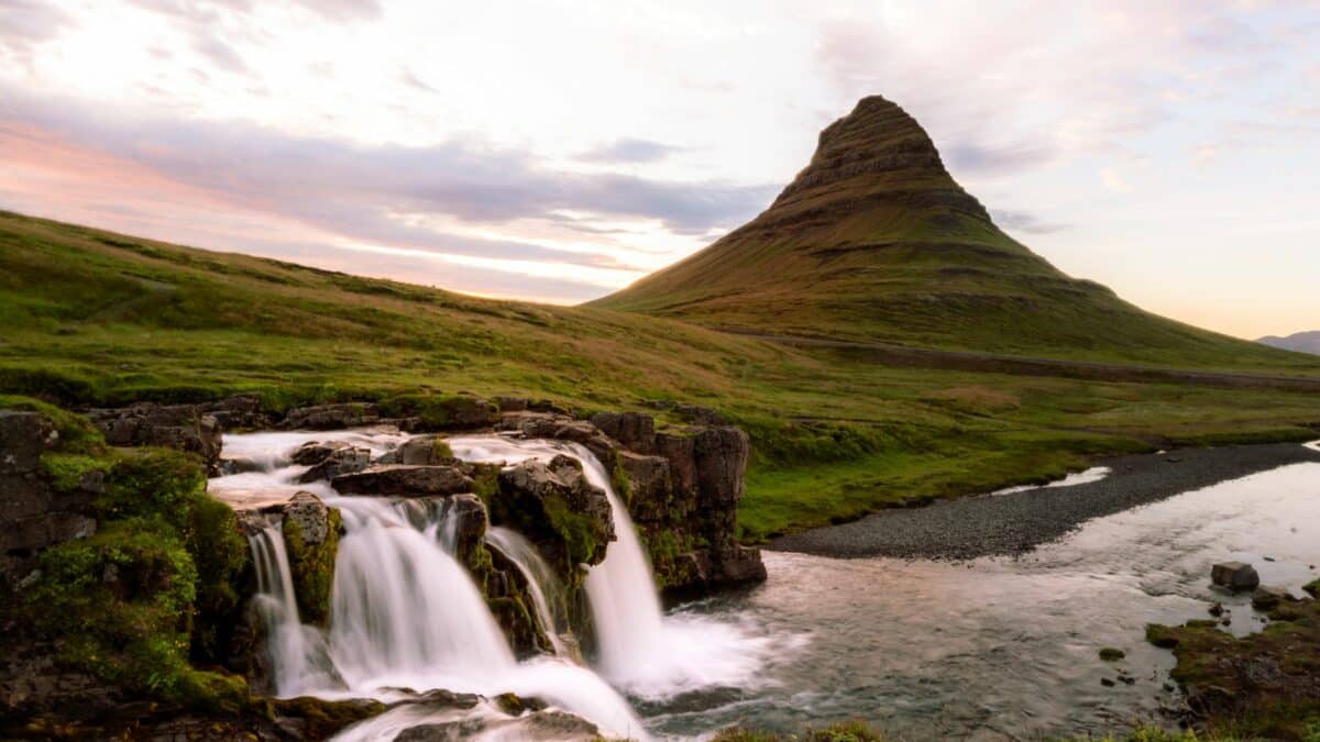 montagne kirkjufell en islande avec cascade au premier plan au coucher du soleil