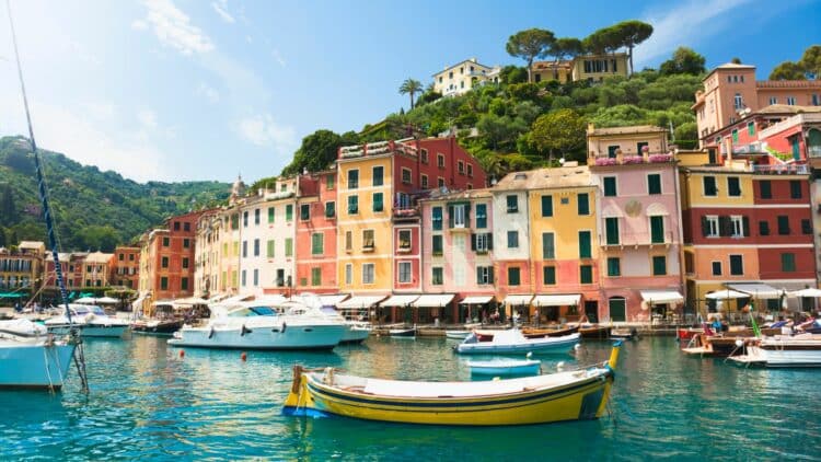 Port de Portofino avec bateaux et maisons colorées en bord de mer