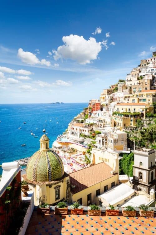 Village de la côte amalfitaine surplombant la mer avec maisons colorées en terrasse