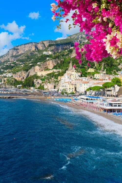 Village de la côte amalfitaine avec mer bleue et bougainvilliers en fleurs