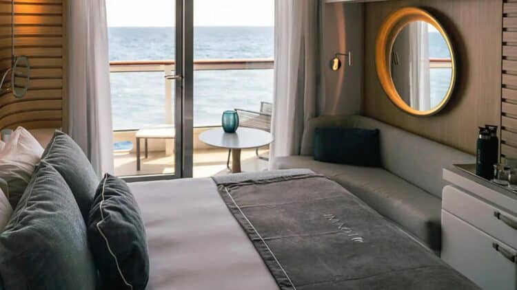 lit confortable dans une cabine de croisière avec vue sur la mer depuis le balcon
