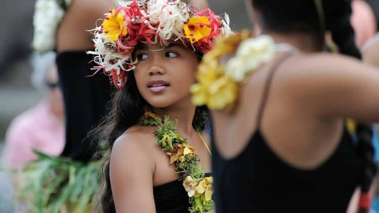 jeune danseuse polynésienne portant une couronne de fleurs lors d’une performance traditionnelle