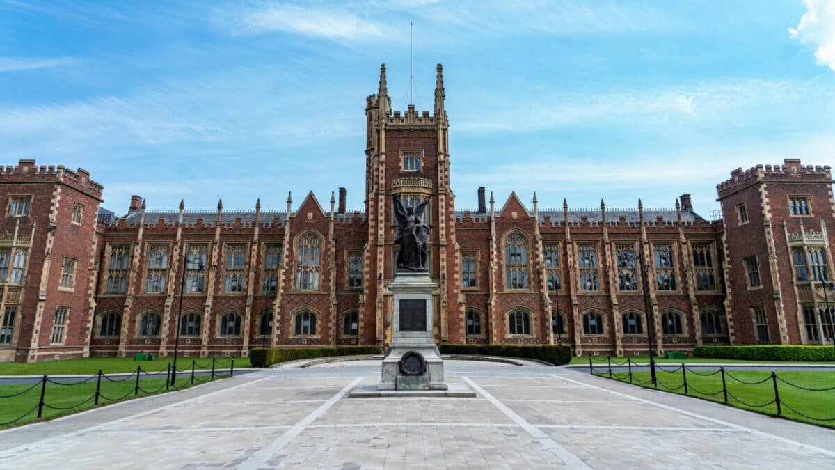 Bâtiment universitaire historique avec cour et statue à Dublin en Irlande