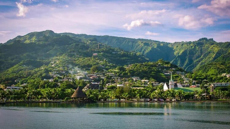 vue de Papeete à Tahiti avec lagon et montagnes verdoyantes en arrière-plan