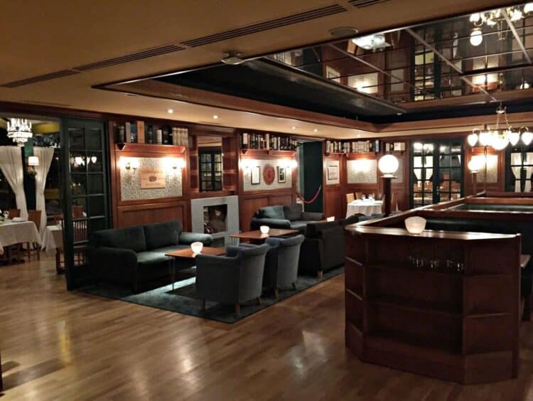 Salon d’hôtel avec décoration en bois et éclairage chaleureux en Suède