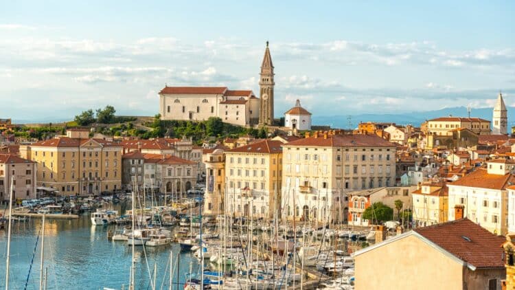 Port de Piran avec ses bateaux et ses bâtiments colorés en bord de mer Adriatique en Slovénie
