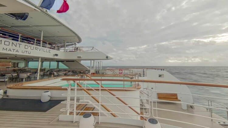 pont de bateau de croisière avec piscine et vue sur l’océan