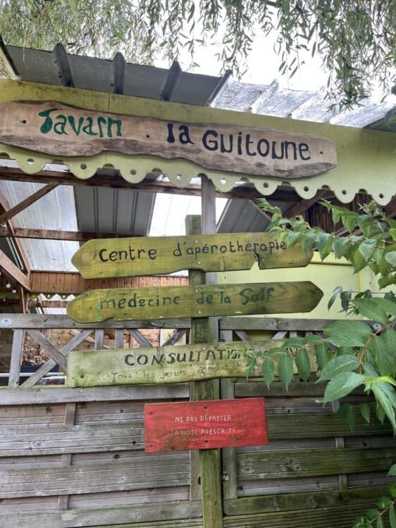 panneau bois taverne la guitoune restaurant bretagne ambiance conviviale
