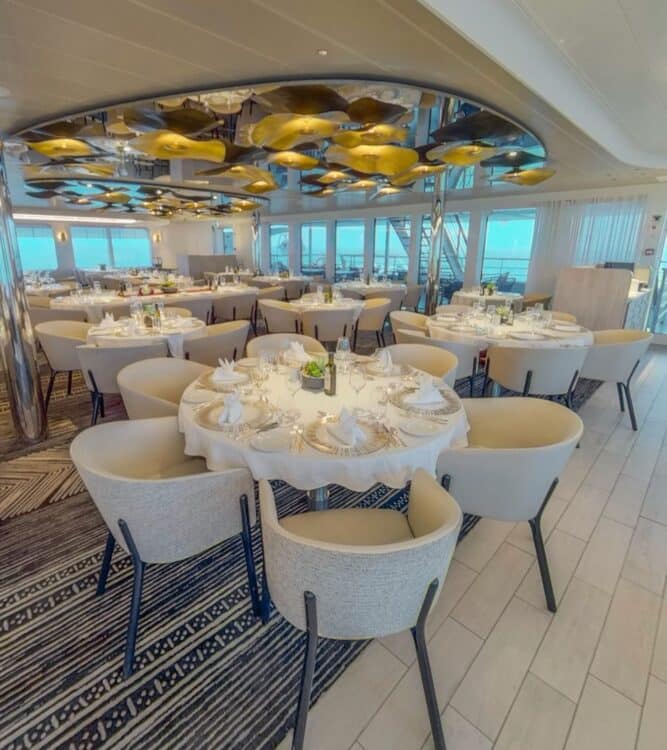 restaurant élégant sur un bateau de croisière avec tables dressées et vue mer