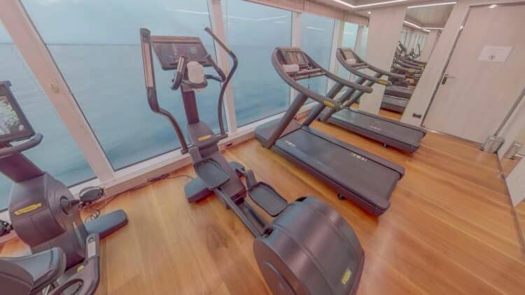 salle de sport sur un bateau de croisière avec machines et vue sur l’océan