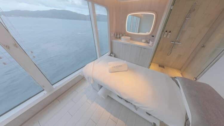cabine de massage dans un spa de bateau avec vue sur la mer