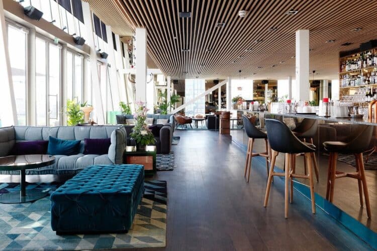 Bar lounge moderne d’hôtel à Stockholm avec grandes baies vitrées et mobilier design