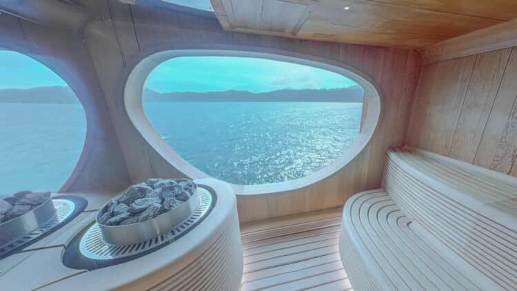 sauna sur un bateau avec grande fenêtre donnant sur la mer