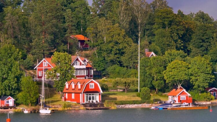 Maisons rouges traditionnelles au bord de l’eau dans l’archipel suédois