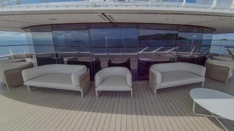 terrasse extérieure d’un bateau de croisière avec fauteuils et vue sur la mer