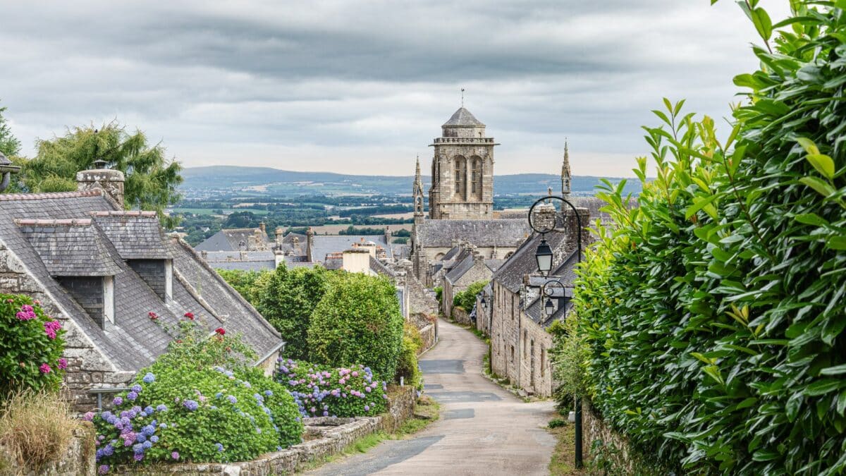 village bretagne vue panoramique eglise maisons pierre paysage