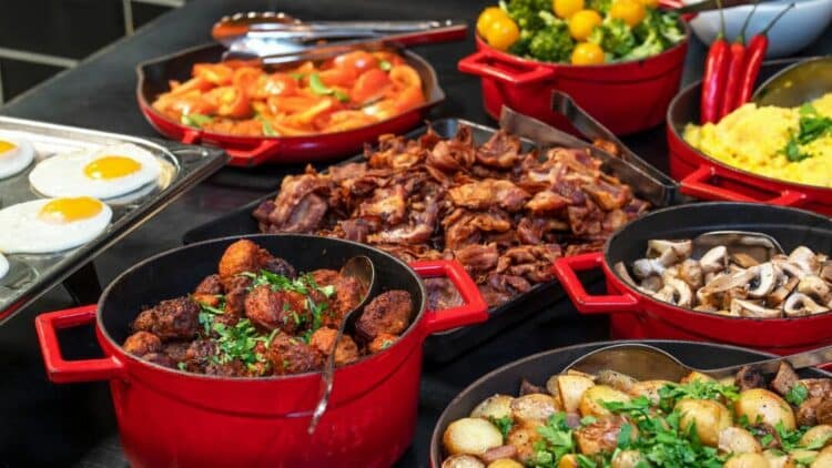 Buffet de petit-déjeuner avec plats chauds, légumes, œufs et spécialités variées en Norvège