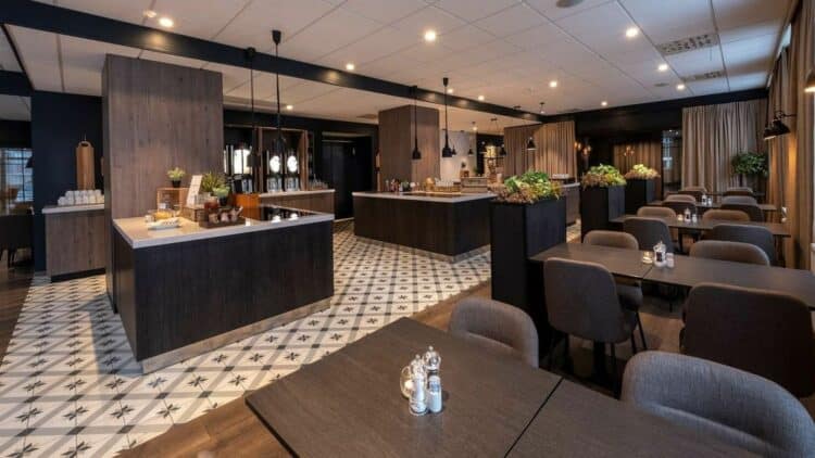 Restaurant d’hôtel en Norvège avec décoration moderne, tables dressées et éclairage chaleureux